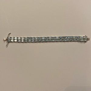 Baby blue clear 7” Bracelet Fashion/Costume Jewelry NWOT